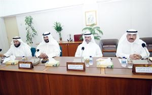 د محمد العفاسي متوسطا اركان وزارته خلال اجتماع اللجنة﻿