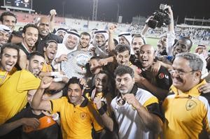 الشيخ طلال الفهد وفواز الحساوي يعبران عن فرحتهما مع نجوم القادسية بالفوز بالدوري الممتاز للموسم الثاني على التوالي﻿