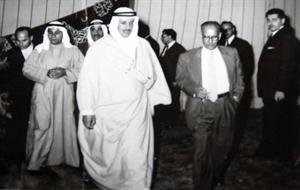 سمو الشيخ سالم العلي ومعه م محمد خلف في مؤتمر بالقاهرة
