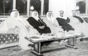 م محمد الحلواجي مع سمو الشيخ سالم العلي والشيخ مبارك العبدالله الاحمد والشيخ مبارك عبدالله الجابر