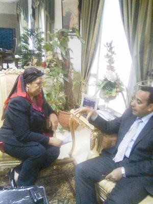 محافظ جنوب سيناء اللواء محمد عبدالفضيل شوشة خلال حديثه مع الزميلة خديجة حمودة 
