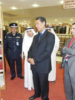 الوزير الطيب الشرقاوي في جولة بمكتبة البابطين﻿