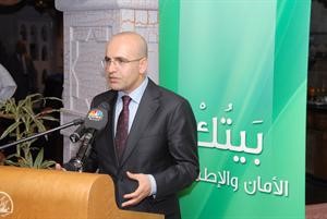 الوزير التركي ملقيا كلمته
