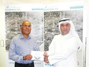 عمر نجم يسلم الفائز عباس غلام حسين حبيب الجائزة﻿