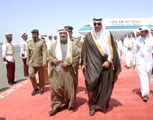سمو رئيس الوزراء لدى وصوله الى مطار الدوحة الدولي وفي استقباله الشيخ حمد بن جاسم