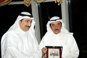 درع تذكارية الى مشاري السنعوسي﻿