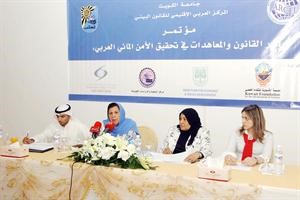دبدرية العوضي وفوزية الرقم خلال المؤتمر الصحافي﻿