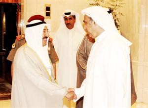 صاحب السمو الامير مصافحا جاسم يعقوب