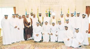 صاحب السمو الامير الشيخ صباح الاحمد ودمحمد العفاسي والشيخ طلال الفهد ومرزوق الغانم مع اعضاء مجلس الادارة ولاعبي نادي الكويت
