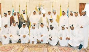 صاحب السمو الامير الشيخ صباح الاحمد مع اعضاء مجلس الادارة ولاعبي نادي كاظمة ودمحمد العفاسي والشيخ طلال الفهد واسعد البنوان
