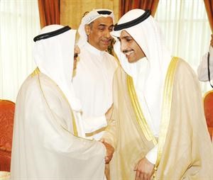 صاحب السمو الامير مصافحا مرزوق الغانم ويبدو جاسم يعقوب