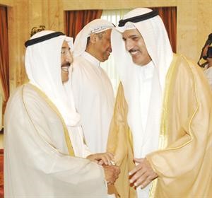 صاحب السمو الامير مصافحا اسعد البنوان