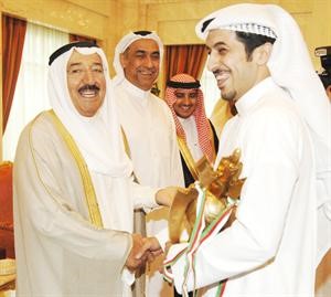 صاحب السمو الامير مصافحا مهاجم القادسية خلف السلامة