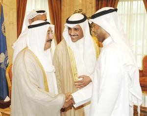 صاحب السمو الامير مصافحا لاعب الكويت جراح العتيقي
