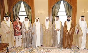 صاحب السمو الامير الشيخ صباح الاحمد مستقبلا الرئيس جاسم الخرافي ورئيس واعضاء لجنة مشروع الجواب على الخطاب الاميري﻿