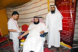 احد المواطنين يتبرع بالدم اسامة البطراوي