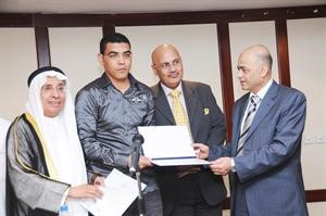 تكريم احد الفائزين بالجوائز﻿