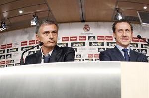 مدرب ريال مدريد البرتغالي جوزيه مورينيو والى جانبه خورخي فالدانو	 اپ﻿