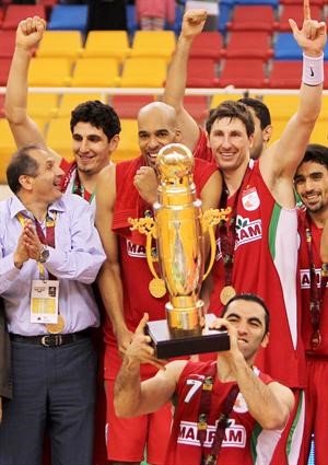 قائد مهرام مهدي كرماني يرفع كاس اندية اسيا لكرة السلة	افپ﻿