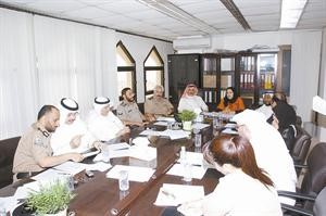الشيخ محمد السلمان خلال الاجتماع مع فريق العمل﻿