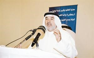 صالح عاشور متحدثا للحضور كرم دياب
