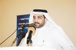 الزميل محمد الهندال يدير اللقاء 