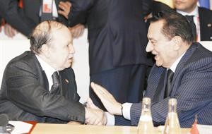 الرئيسان المصري حسني مبارك والجزائري بوتفليقة في لحظة تصالح 								اپ﻿