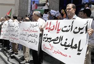 مصريون اثناء اعتصامهم في القاهرة احتجاجا على الممارسات الاسرائيلية الارهابية			اپ﻿