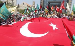 متظاهرون لبنانيون يحملون علم تركيا بجانب مقر الامم المتحدة في بيروت 		افپ﻿