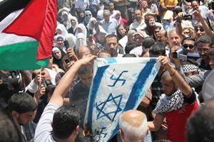 معتصمون اردنيون يحرقون العلم الاسرائيلي في عمان 			افپ	﻿