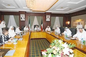 سمو الشيخ ناصر المحمد مترئسا الاجتماع الطارئ لمجلس الوزراء امس
