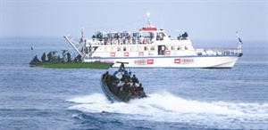 قراصنة اسرائيل يقتحمون احدى سفن اسطول الحرية في المياه الدولية﻿