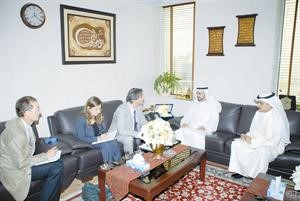 دفاضل صفر خلال استقباله مستشار عمدة باريس والوفد المرافق﻿