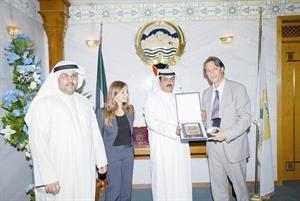 زيد العازمي يقدم درعا تذكارية لمستشار عمدة باريس﻿