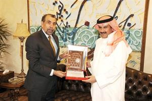 الشيخ مبارك الدعيج يتسلم درعا تكريمية من السفير ياسين رواشدة
