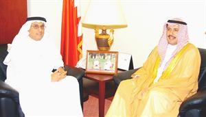الشيخ عزام الصباح خلال لقائه نبيل الحمر
