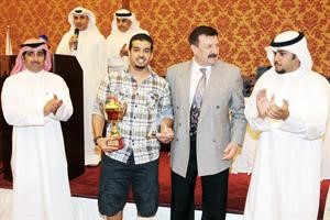 احمد العجمي حاملا جائزة افضل لاعب في البطولة
﻿