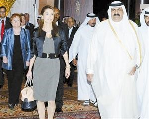 الشيخ حمد بن خليفة ال ثاني والملكة رانيا قبل افتتاح المنتدى