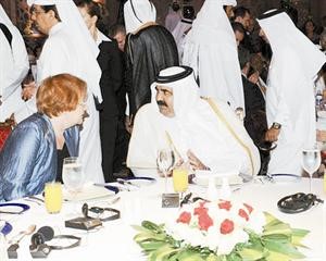 الشيخ حمد بن خليفة ال ثاني متحدثا الى رئيسة فنلندا