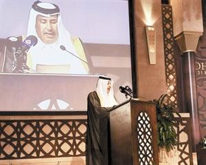 الشيخ حمد بن جاسم ملقيا كلمته خلال الافتتاح