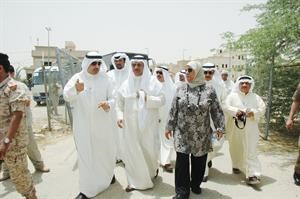 الشيخ جابر المبارك ودمعصومة المبارك خلال الجولة في محطة رصد التلوث	كرم دياب﻿