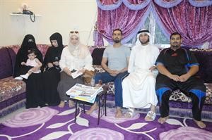 من اليمين اشقاؤه يوسف وخليل وخالد الخراز والزميلة ليلى الشافعي وشقيقة عبدالرحمن الخراز وزوجتهسعود سالم