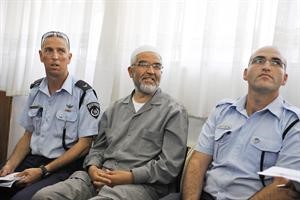 افپ﻿﻿الشيخ رائد صلاح محاطا بالشرطة الاسرائيلية في محكمة عسقلان امس﻿