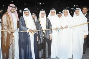 الشيخ دابراهيم الدعيج والشيخ محمد العبدالله ودعادل عيسى اليوسفي وعبدالعزيز المطوع وصالح عاشور خلال افتتاح القاعة
