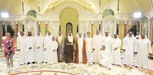 صاحب السمو الامير الشيخ صباح الاحمد متوسطا سمو ولي العهد والشيخة امثال الاحمد واعضاء فريق سنيار
