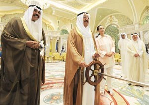 صاحب السمو الامير الشيخ صباح الاحمد خلال تدشينه الحملة بحضور سمو ولي العهد والشيخة امثال الاحمد