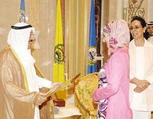 صاحب السمو الامير يطلع على لوحة تذكارية من احدى عضوات فريق سنيار