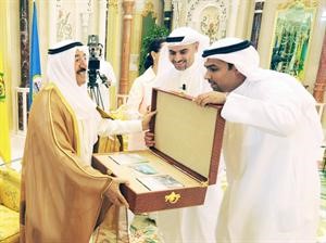 صاحب السمو الامير الشيخ صباح الاحمد يتسلم هدية تذكارية من فريق سنيار
