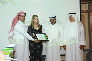 ناصر المحيسن ودماريا انجيليكا وعبدالعزيز العوضي اثناء تسليم احدى الجوائز
سعود سالم
