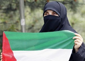 مؤيدة لفلسطين تحمل العلم خلال تظاهرة للمئات بجوار السفارة الاسرائيلية في انقرة امس اپ